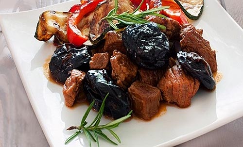 говядина с черносливом тушеная - фото блюда
